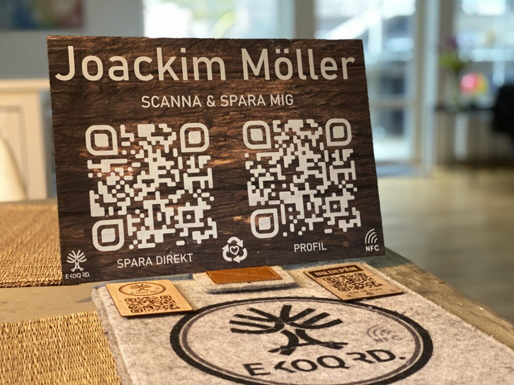 Cartel de madera con NFC y QR inteligente conectado a tu tarjeta de visita digital