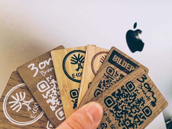 Holzvisitenkarten mit NFC- und Smart-QR-Codes, die mit dem Online-Profil verbunden sind