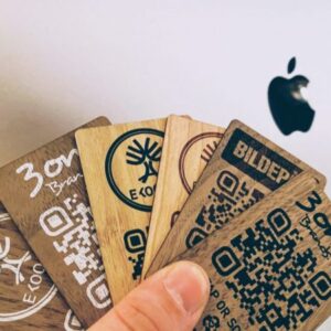 Biglietti da visita in legno con NFC e codici QR intelligenti collegati al profilo online